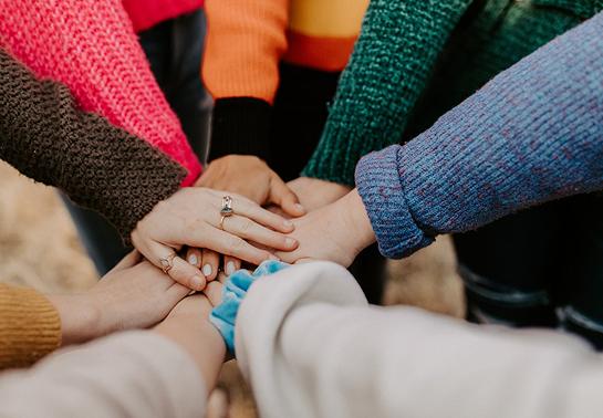 Mãos unidas representando colaboração e trabalho em equipe no ecossistema de saúde