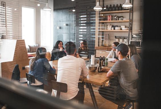 Profissionais de saúde discutindo soluções