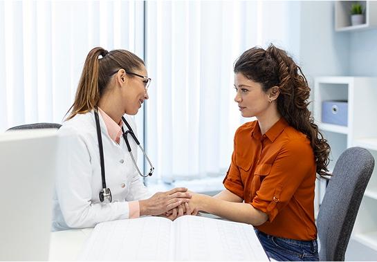 Médica e paciente em consulta médica